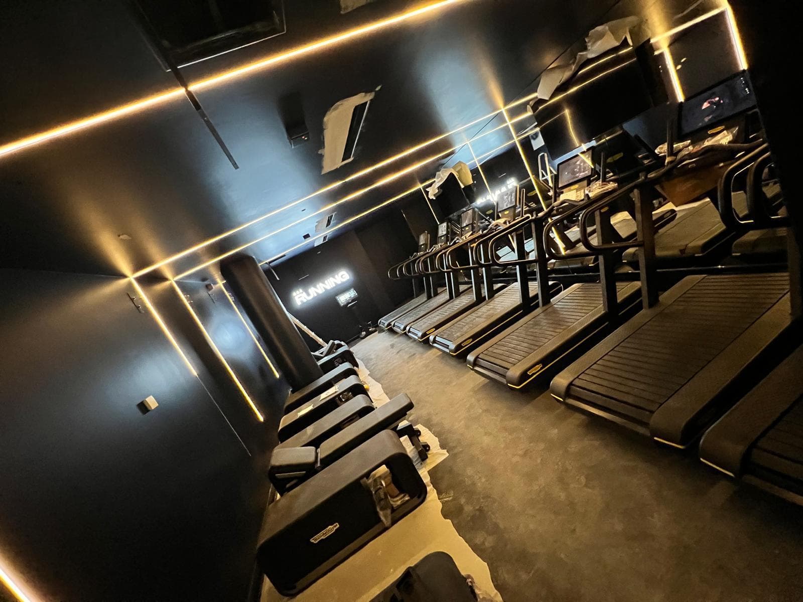 Salle cardio éclairée par des lignes LED, chantier Tilt elec à Lyon