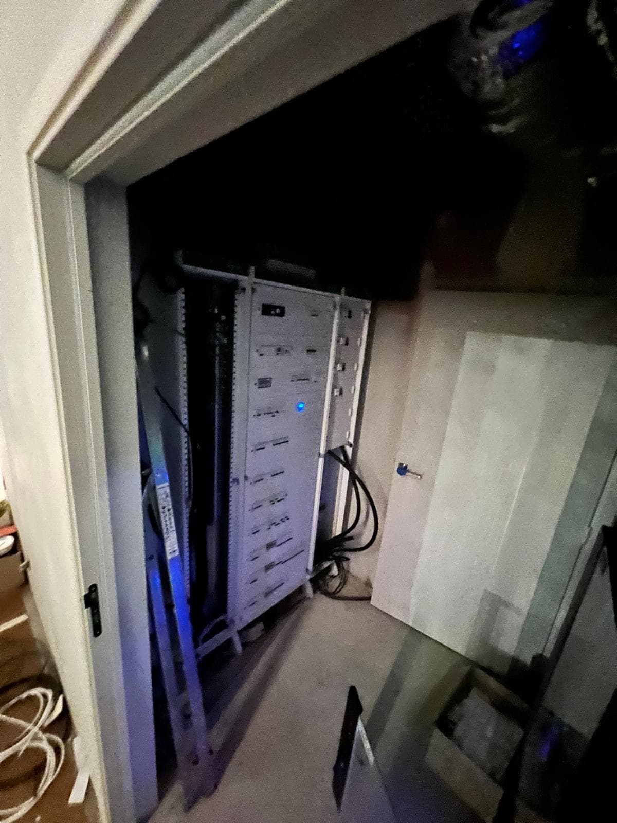 Local technique : armoire électrique en cours de raccordement