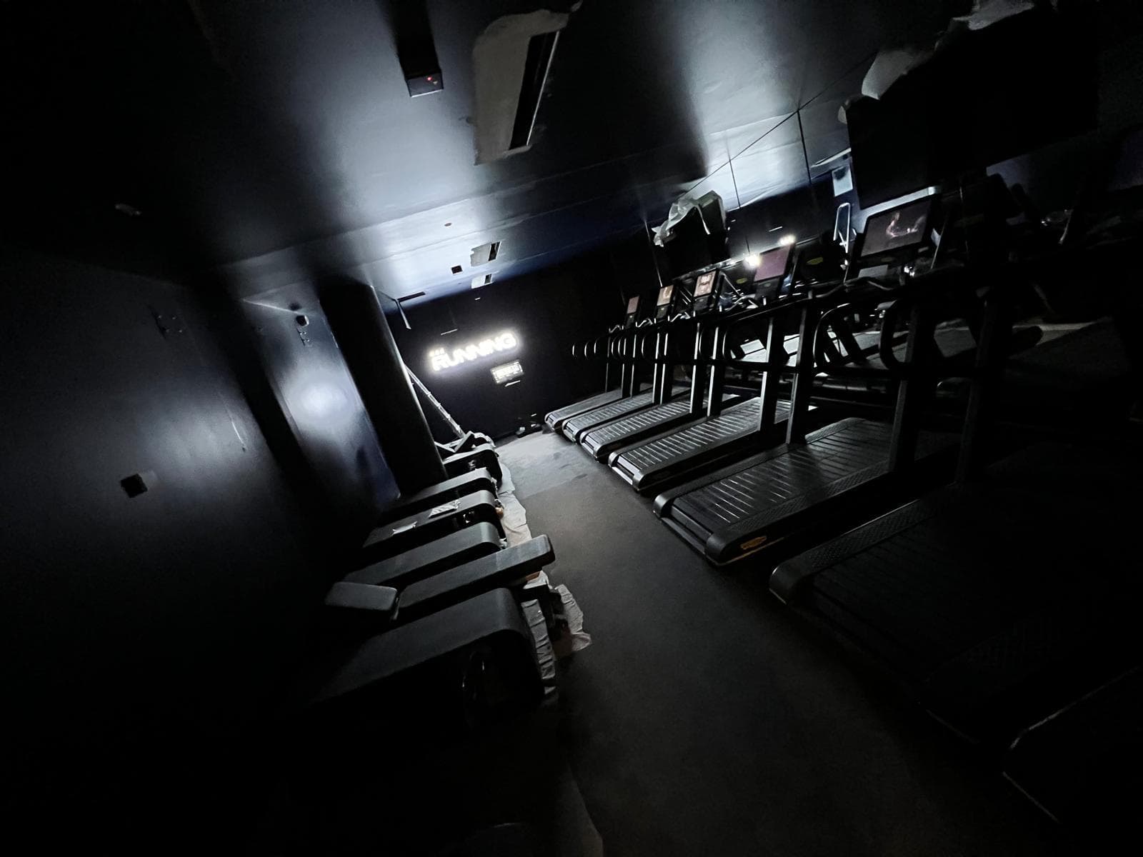 Ambiance lumineuse tamisée de la salle cardio
