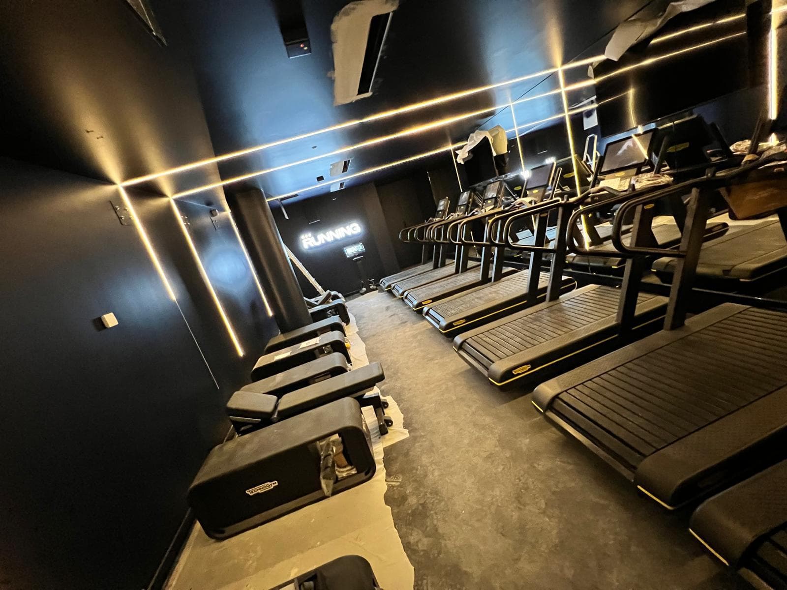 Salle cardio éclairée par des bandeaux LED en angle