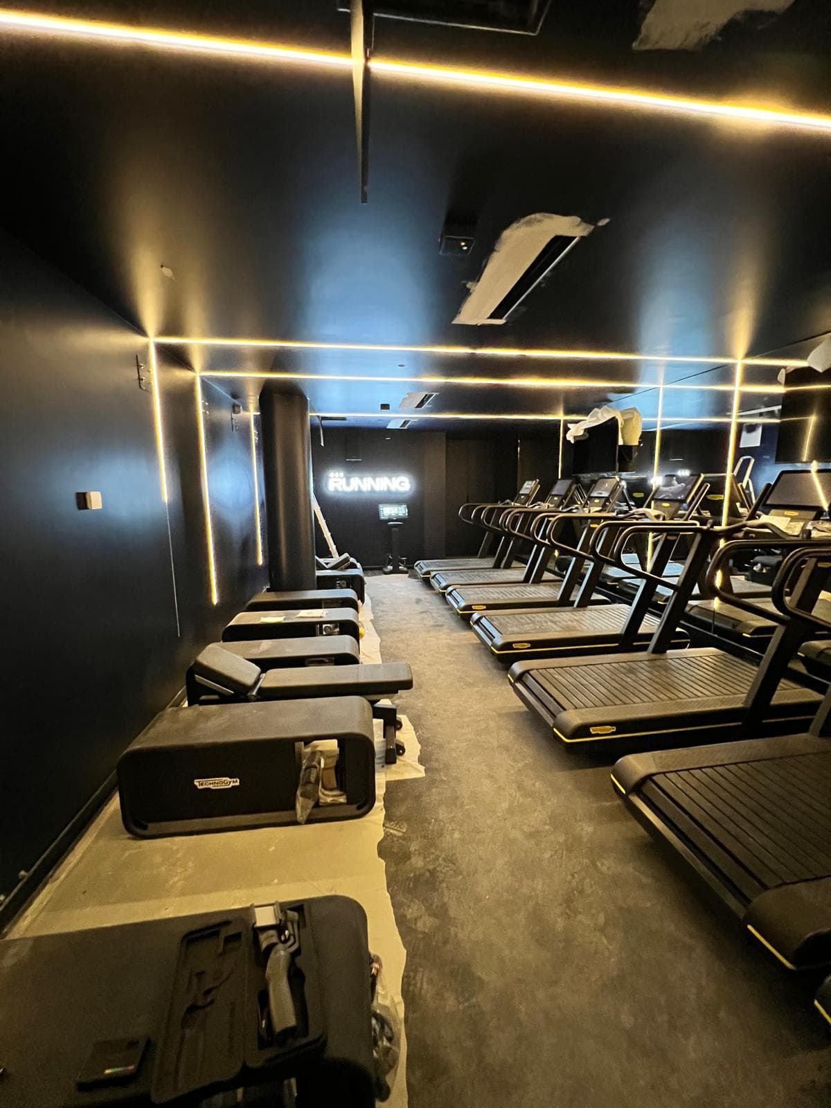Tapis de course sous éclairage LED intégré au plafond