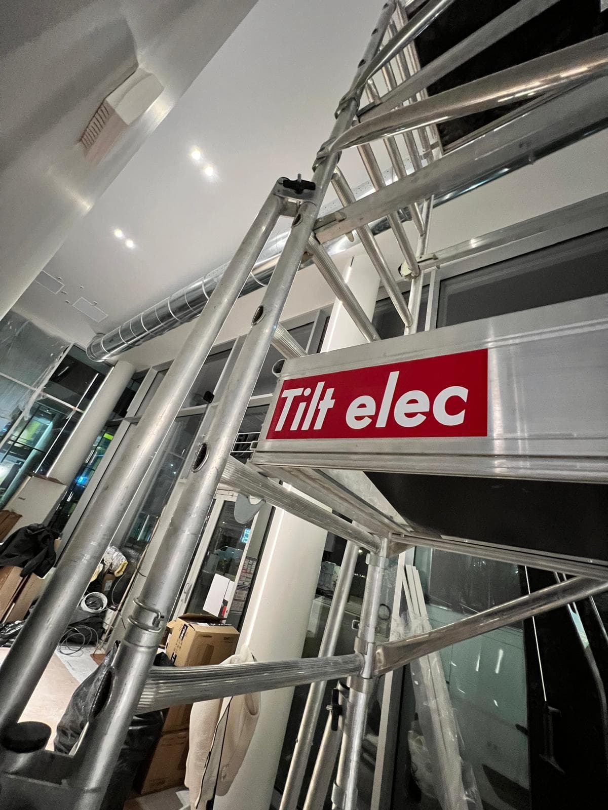 Échafaudage roulant Tilt elec pour la pose de l'éclairage en hauteur
