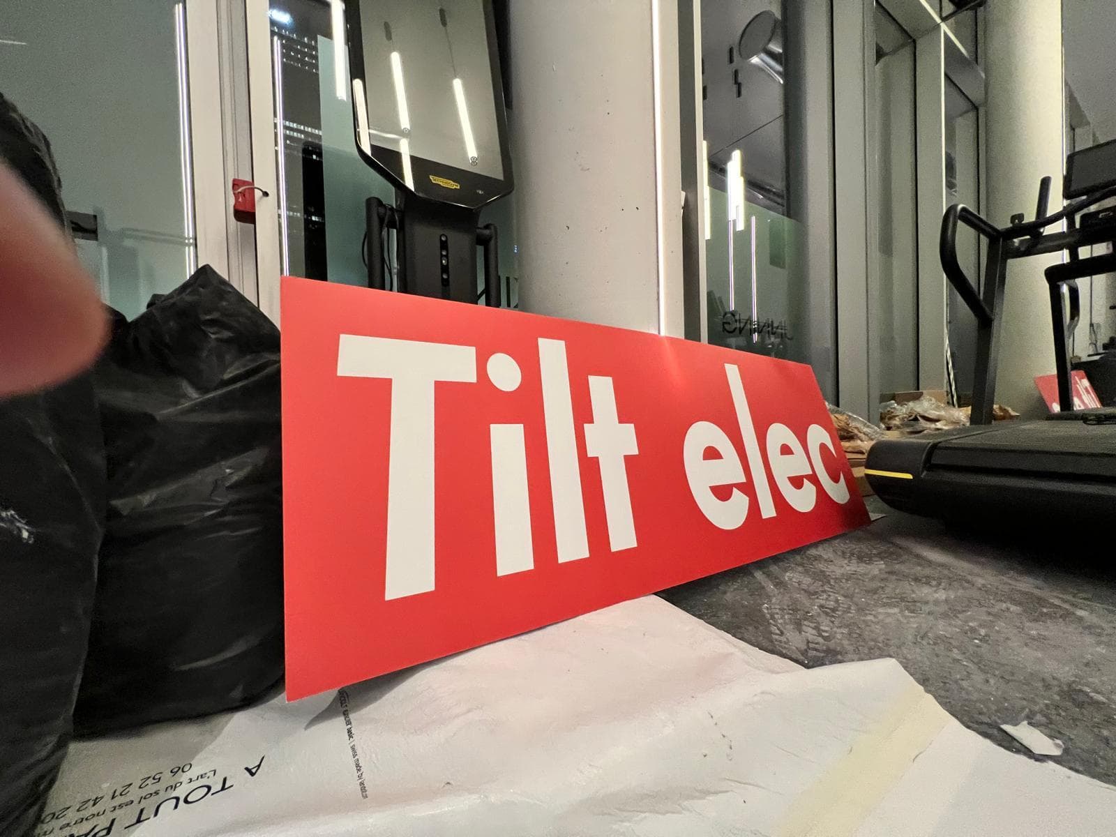 Panneau de chantier Tilt elec dans la salle en travaux
