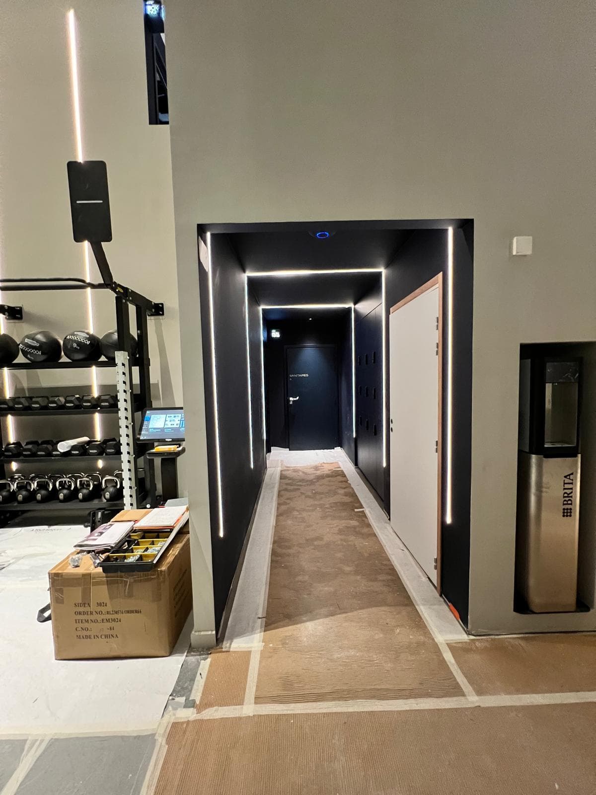 Entrée de couloir encadrée par un profilé LED