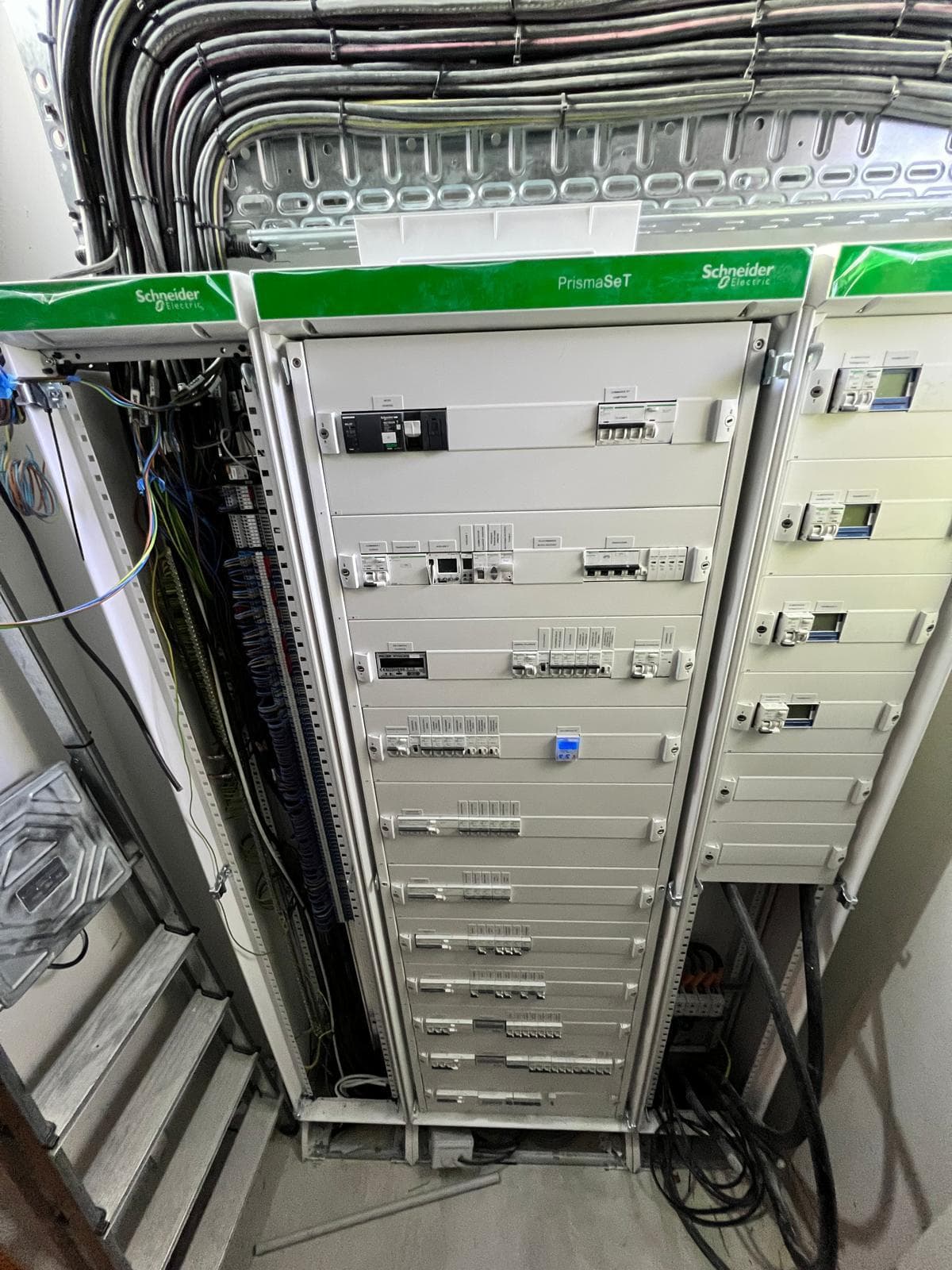 Armoire électrique Schneider Electric (tableau général) après câblage