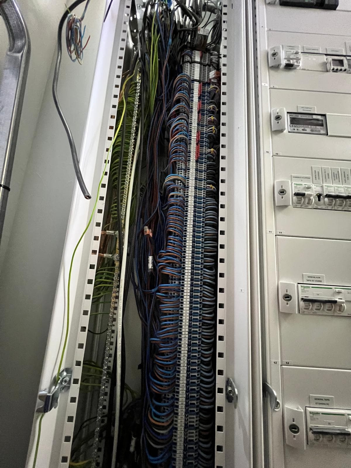 Câblage intérieur d'une armoire électrique, filerie repérée par Tilt elec