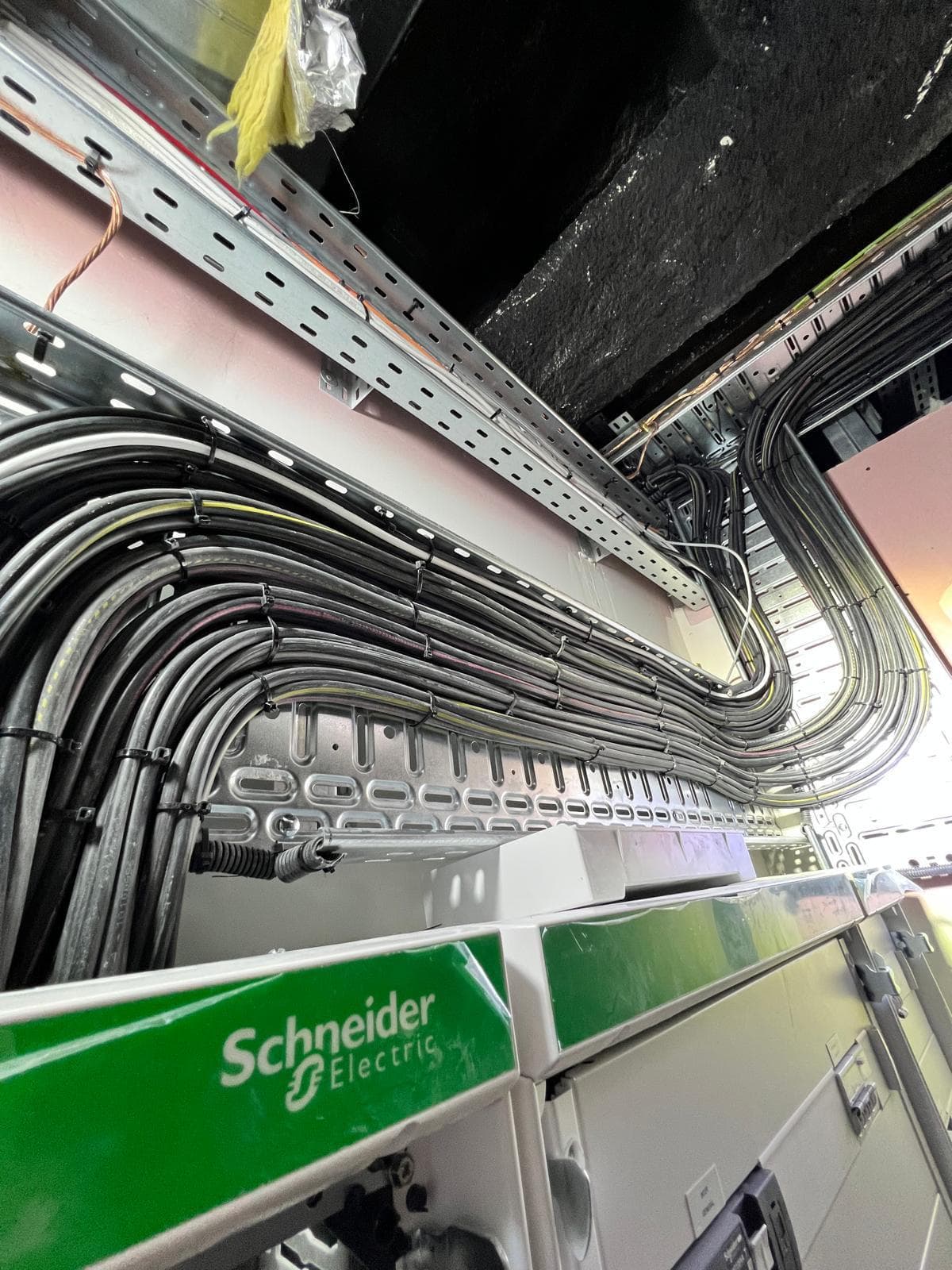 Chemins de câbles au-dessus de l'armoire Schneider Electric