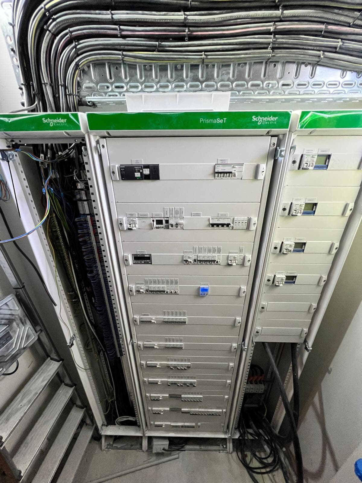 Armoire de distribution Schneider Electric, vue de face
