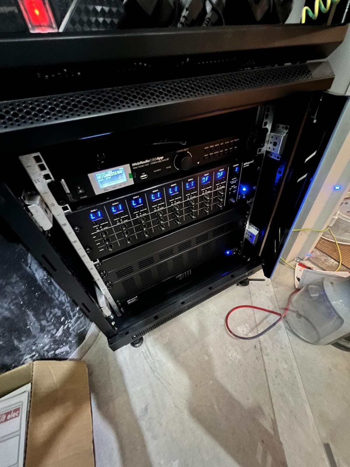 Baie technique avec amplificateur pour la sonorisation de la salle