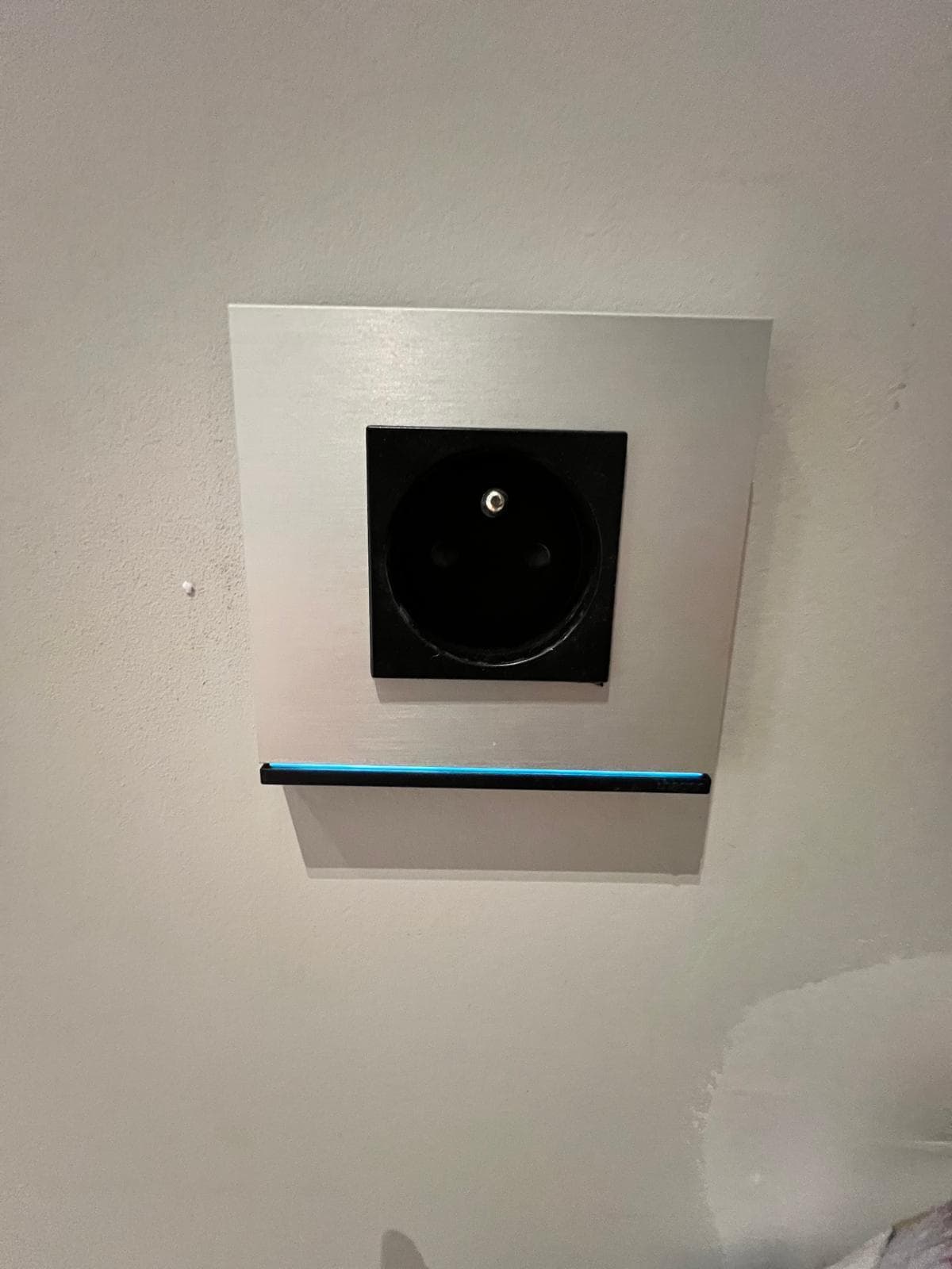 Prise de courant encastrée à finition design