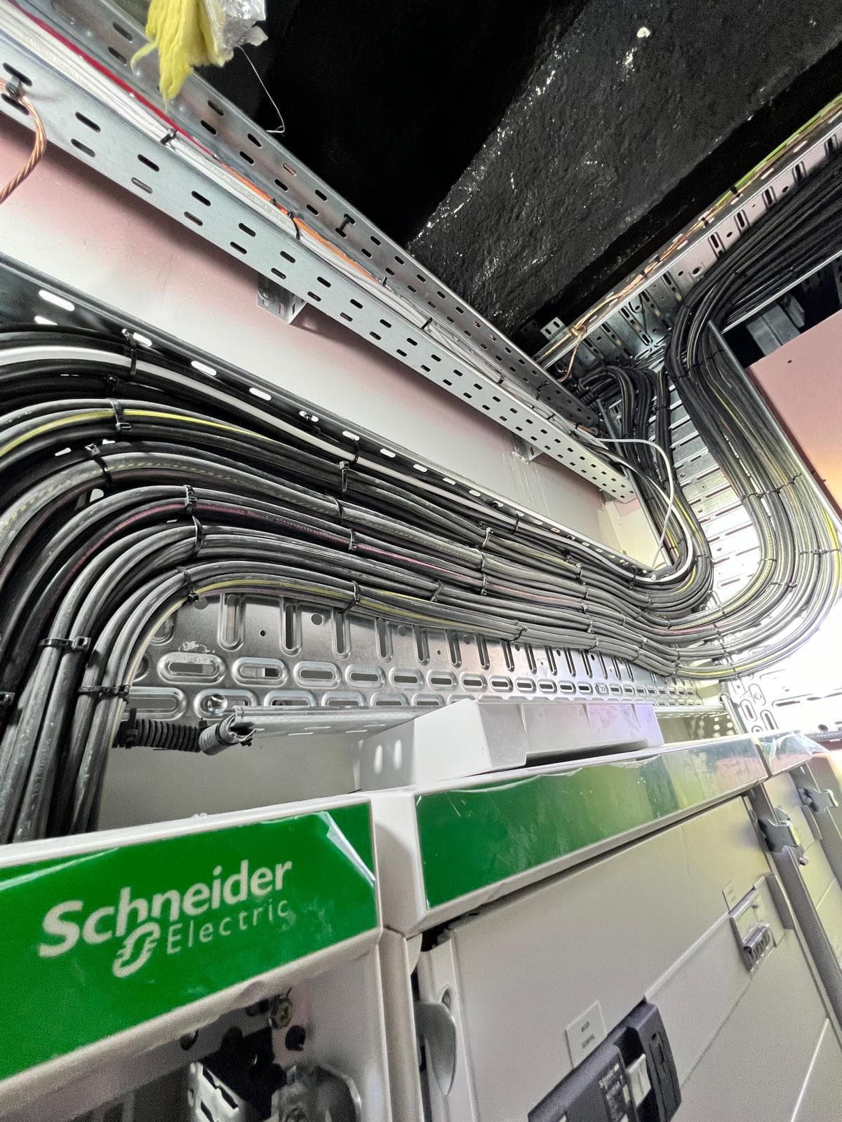 Arrivée des câbles en chemins de câbles vers l'armoire Schneider Electric