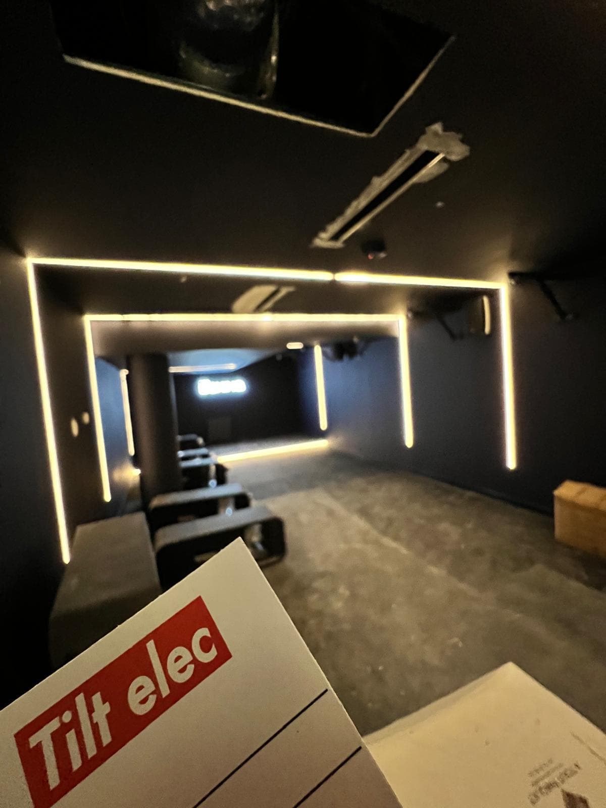 Salle de cours : cadres lumineux LED au plafond