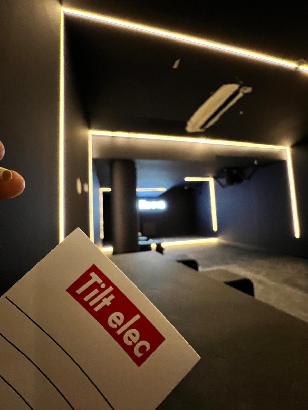 Salle de cours éclairée par des cadres LED en fin de chantier