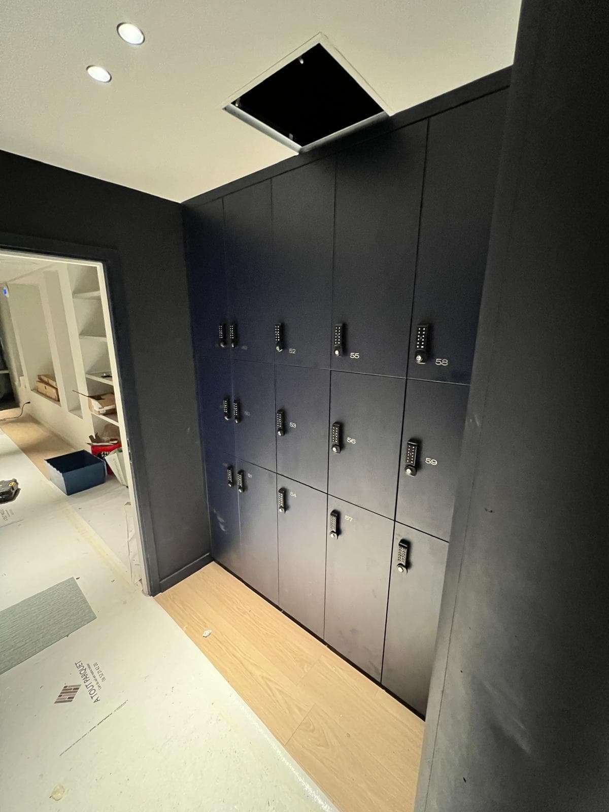 Vestiaires : casiers et spots encastrés au plafond