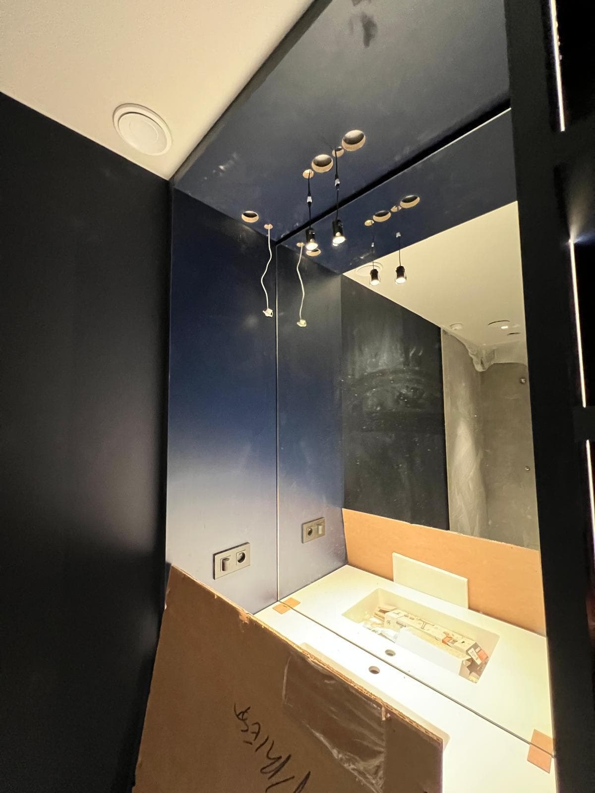 Plan vasque avec éclairage du miroir et spots encastrés