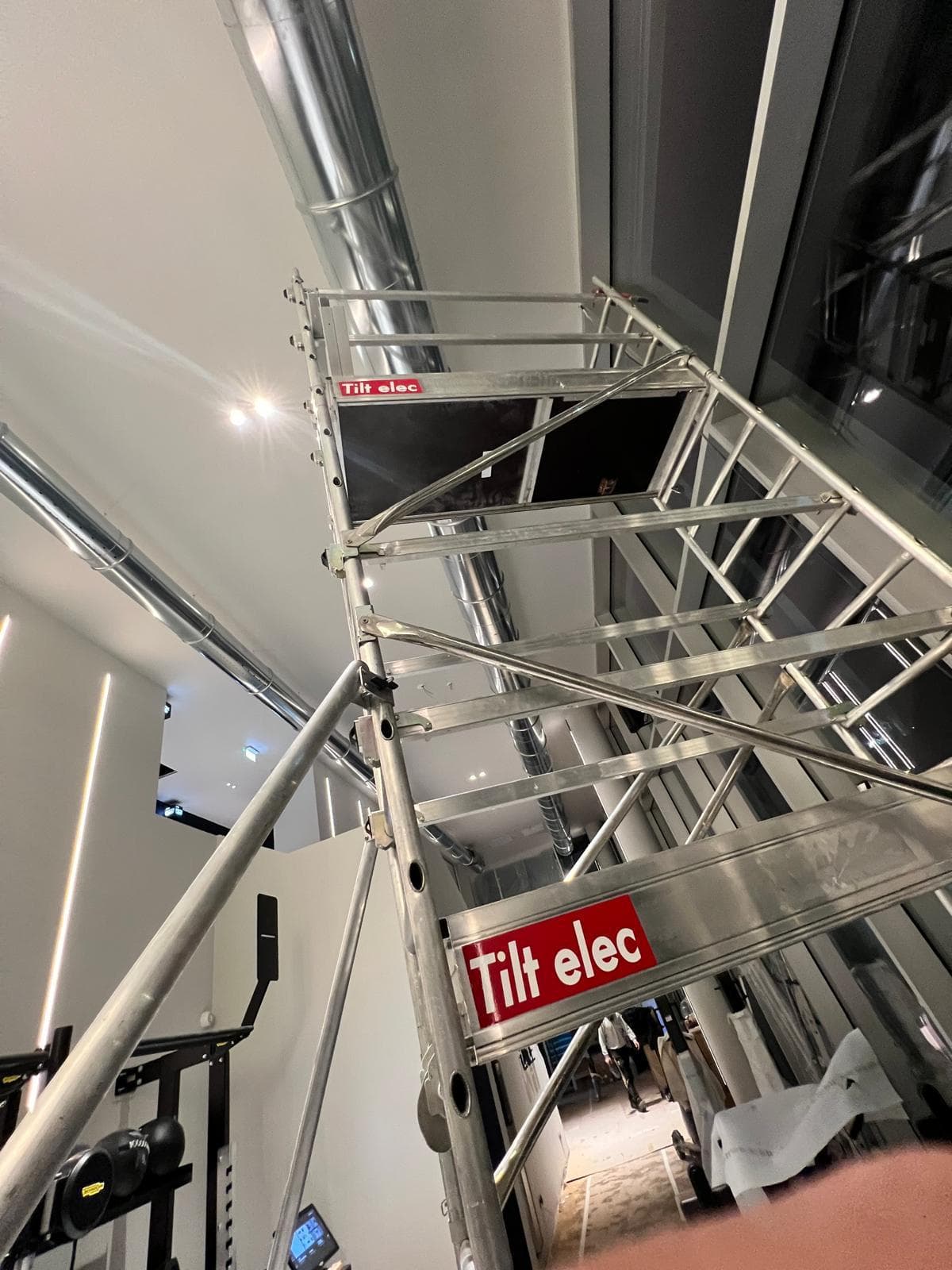 Échafaudage Tilt elec dans la salle de musculation
