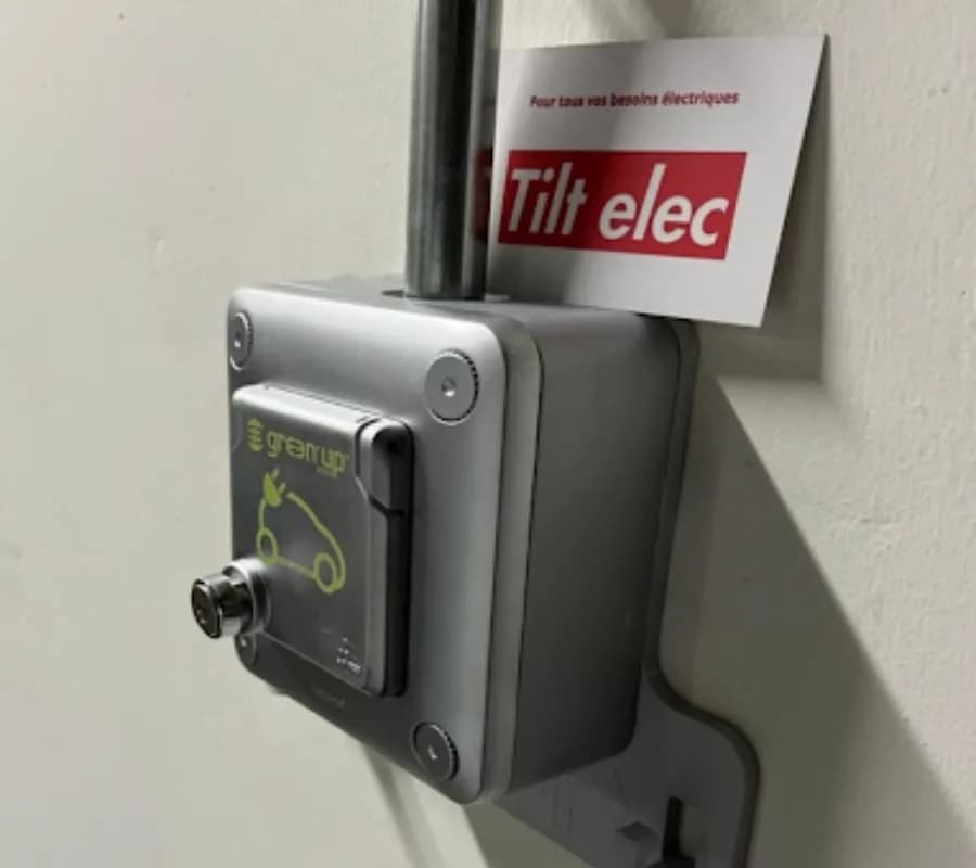 Borne de recharge pour véhicule électrique installée par Tilt elec